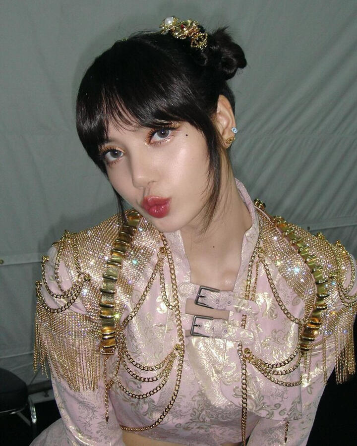 Dark Chocolate Cat (Lisa of Blackpink)